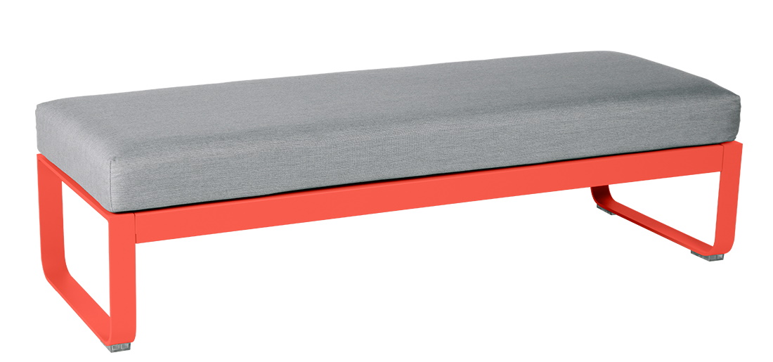 Bellevie 2-Sitzer Outdoor Hocker von Fermob mit grauem Polster und rotem Gestell, seitliche Perspektive.