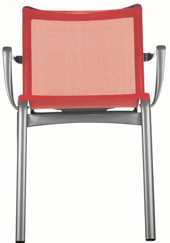 Highframe Stuhl mit Armlehne: Roter Outdoor-Stuhl mit silberfarbenem Gestell und atmungsaktivem Netzgewebe.