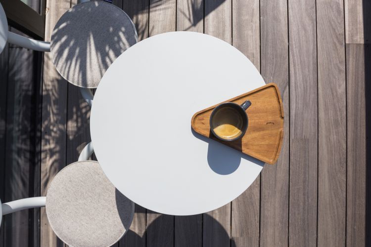 Draufsicht: Bistroo Stuhl-Tisch-Kombination von Extremis mit Kaffee auf Holztablett für den Außenbereich.