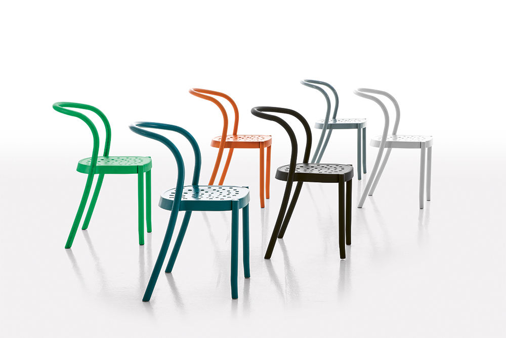 Mehrere St. Mark Outdoor Stühle von Moroso in verschiedenen Farben: Aluminium, gebeizt, für Garten und Terrasse.