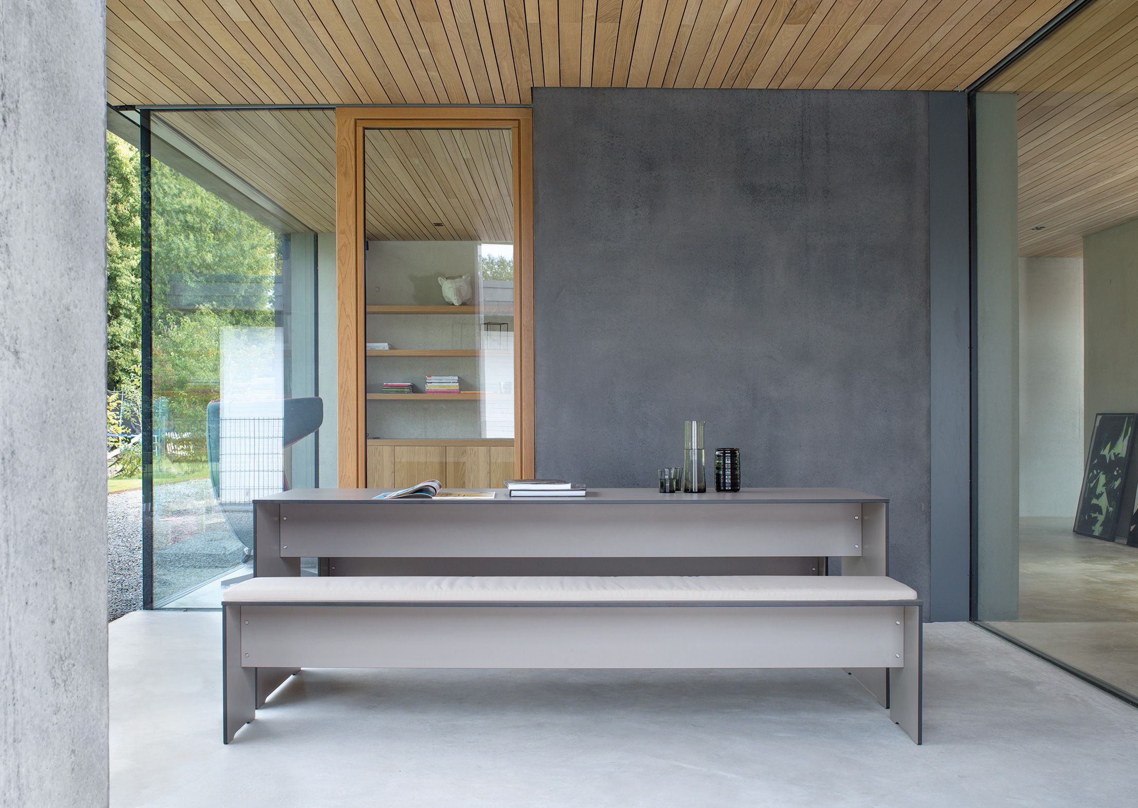 Riva Outdoor Tisch von Conmoto, rechteckig, weiß, mit Sitzbank in modernem Ambiente.