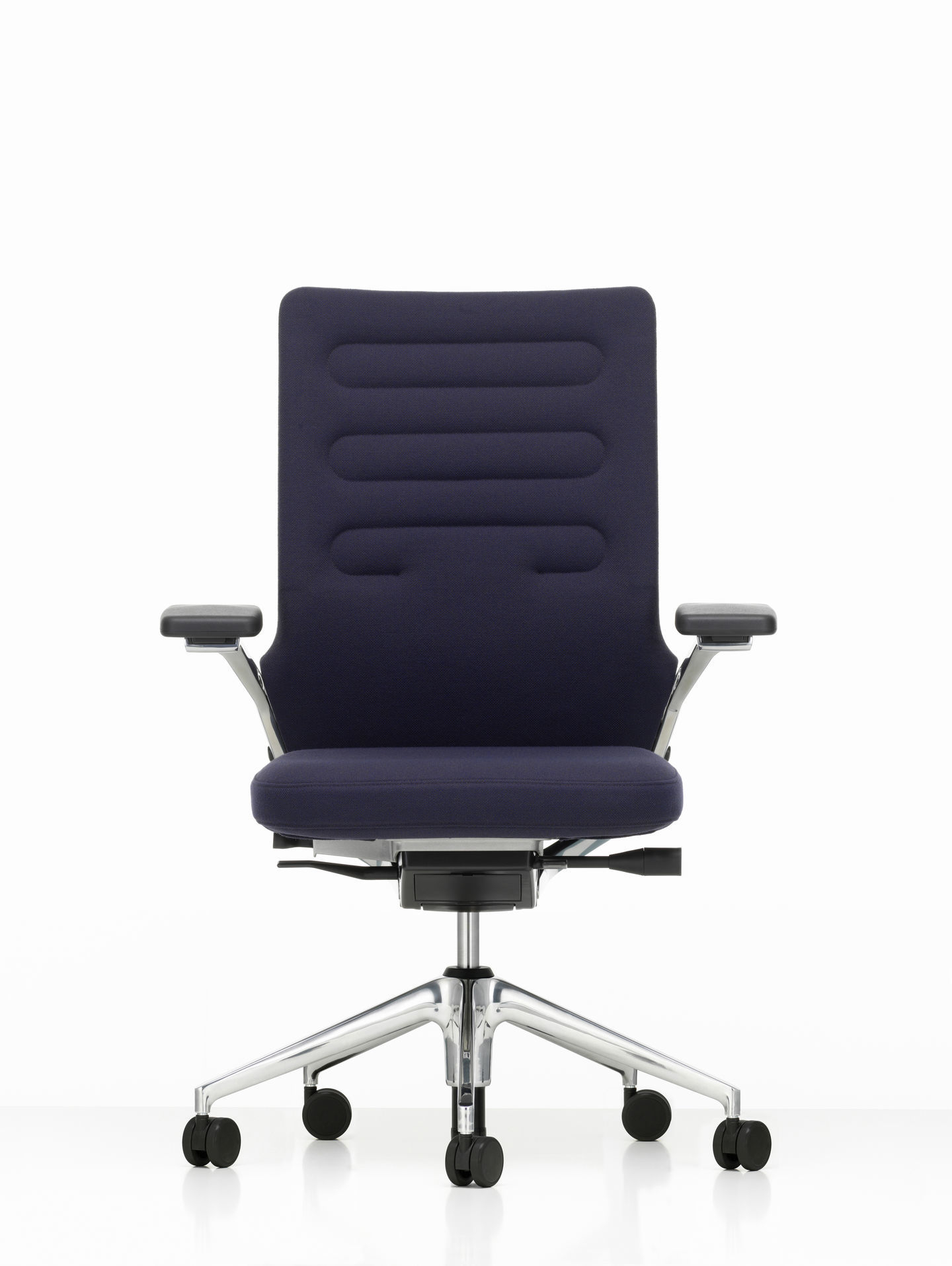Frontansicht des blauen AC5 Work Bürodrehstuhls von Vitra mit Chromfußkreuz und Armlehnen.