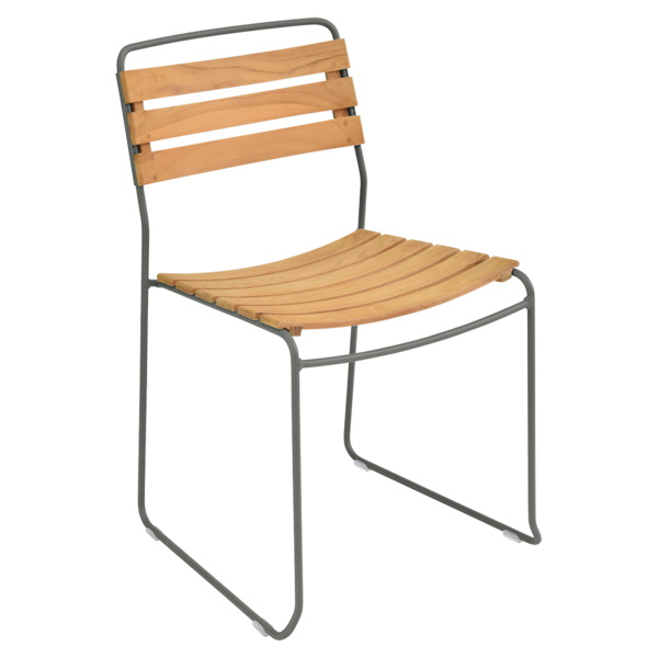 Fermob Surprising Chair Outdoor Stuhl: Moderner Gartenstuhl mit Holzlatten in Teakoptik und grauem Metallgestell.