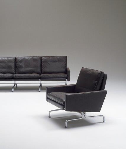 Schwarzer PK 31 Loungesessel von Fritz Hansen mit Ledersitz und Stahlgestell, passendes Sofa im Hintergrund.