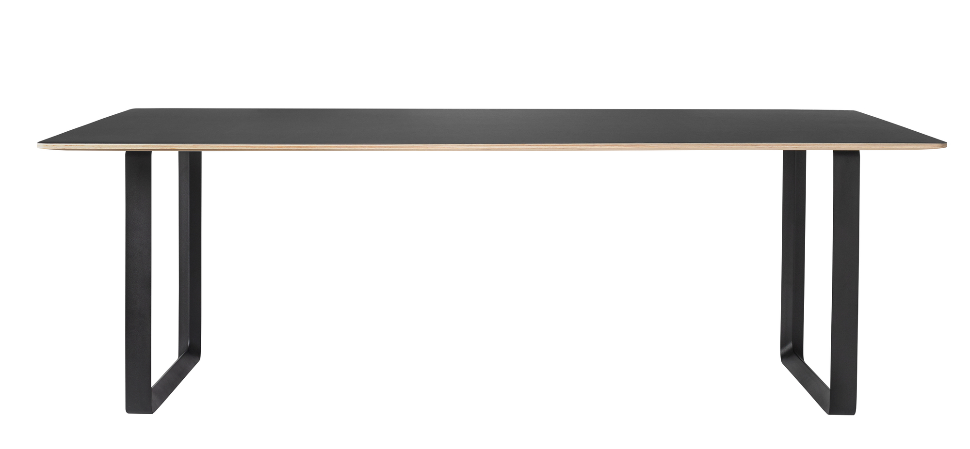 Schwarzer 70/70 Table Tisch von Muuto mit rechteckiger Tischplatte und schwarzen Metallbeinen. Moderner Esstisch.