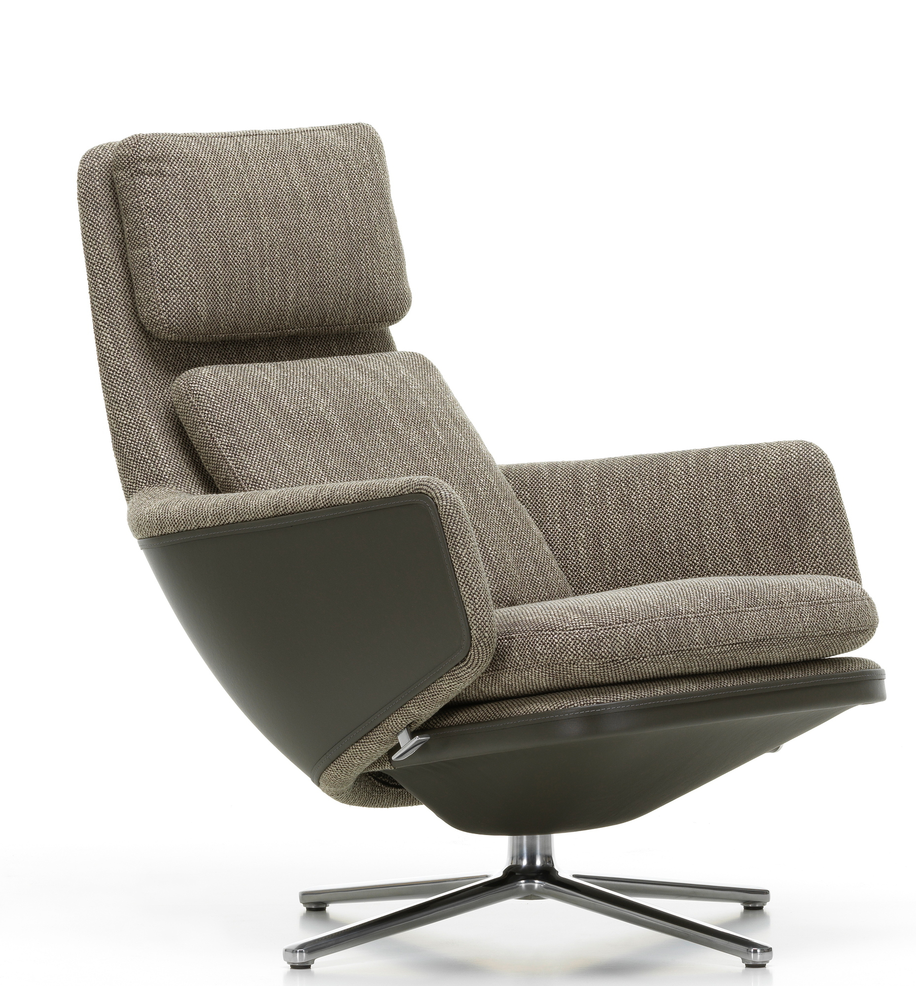 Vitra Grand Relax Sessel mit Stoffbezug in Braun und drehbarem Aluminiumfuß auf weißem Hintergrund.
