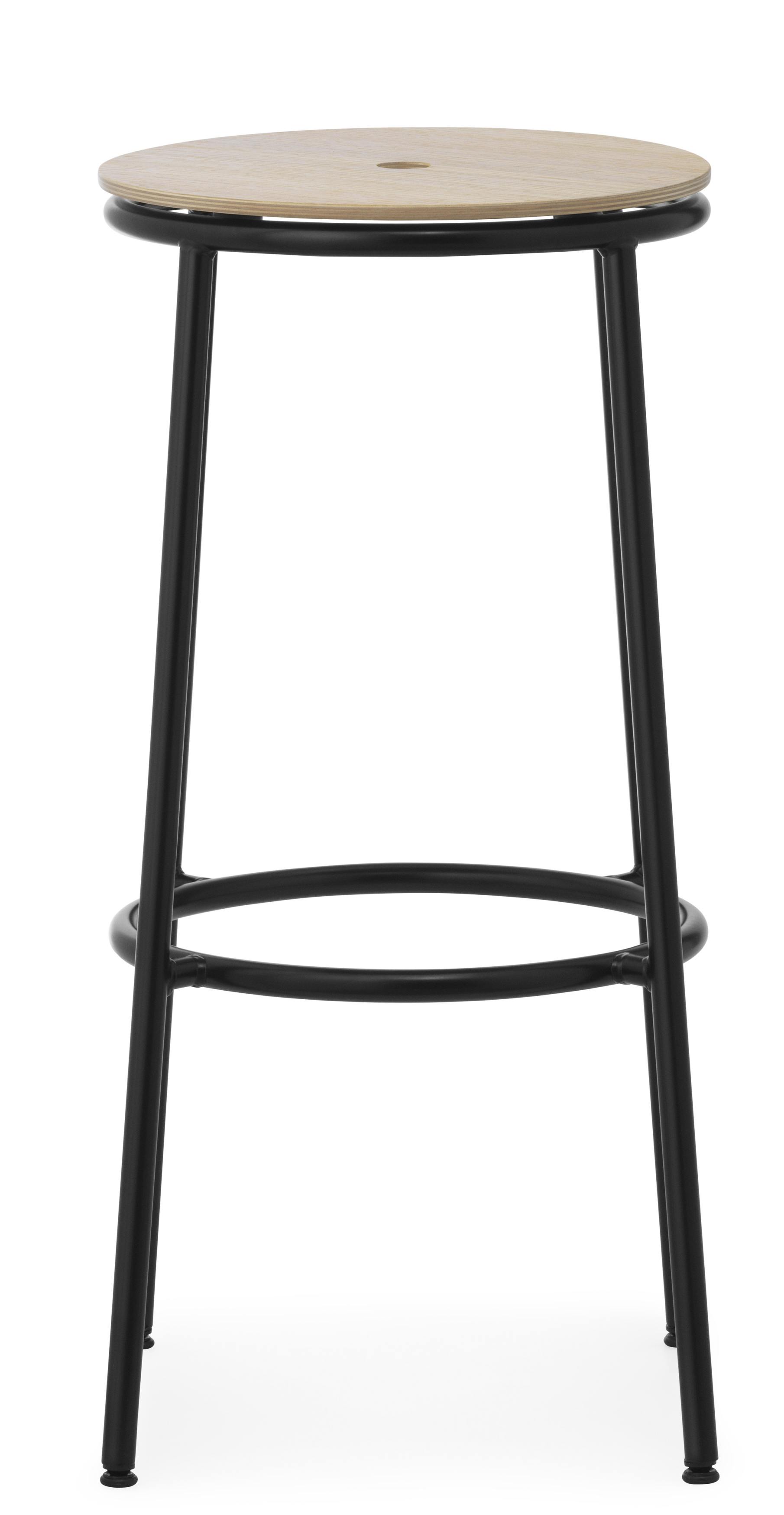 Circa Barhocker H 75 cm von Normann Copenhagen mit Sitzfläche aus hellem Holz und schwarzem Stahlgestell.