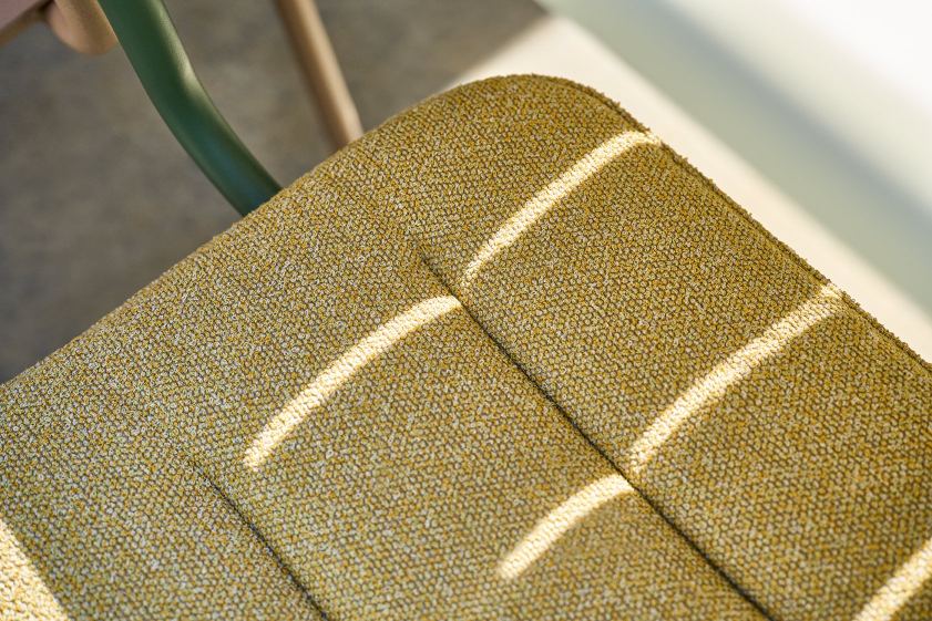 Detailaufnahme des gelben Sitzpolsters vom Weishäupl Vapio Sessel für den Außenbereich, Textur und Design.