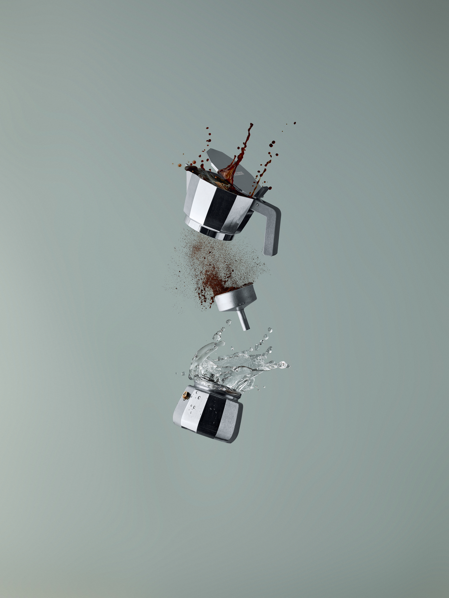 Schwebender Alessi Espressokocher DC06: Kaffee, Kaffeepulver und Wasser spritzen aus den Einzelteilen der Moka Kanne.