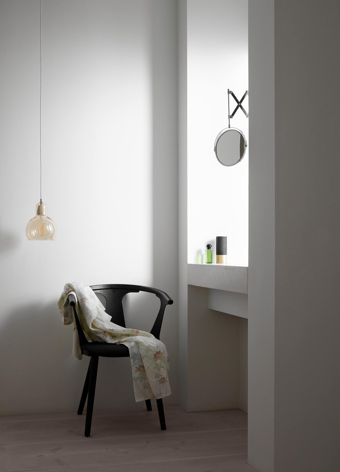 AndTradition In Between Chair SK1, schwarz lackierter Holzstuhl mit Tuch in minimalistischem Interieur.