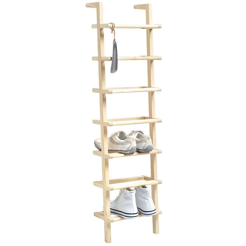 Lady Long Schuhregal: Holzregal im Leiterdesign mit Schuhen und Schuhlöffel. Perfekt für Schuhaufbewahrung.