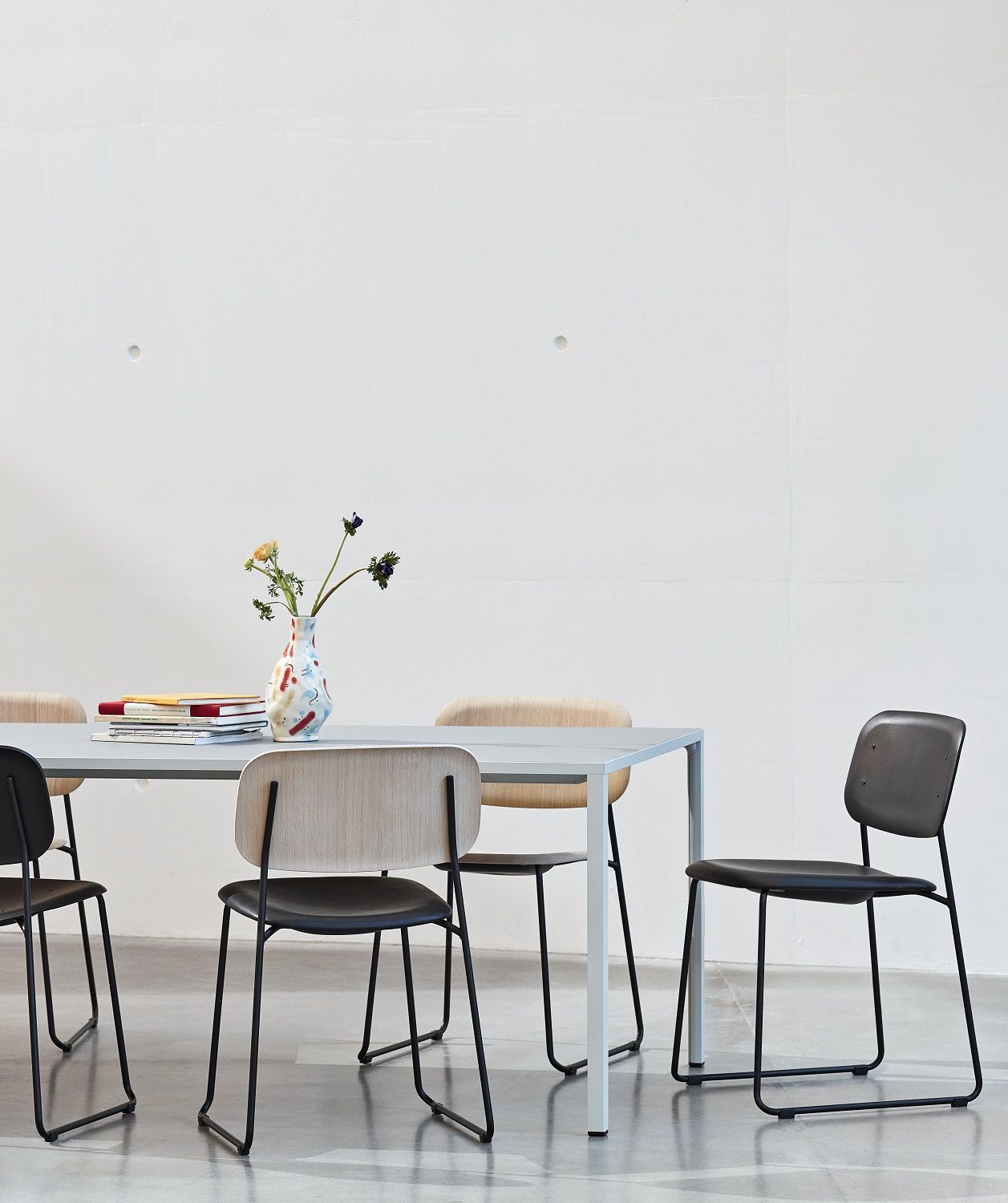 Esstisch mit Hay Soft Edge Stühlen in verschiedenen Ausführungen, modernes Design für Esszimmer und Büro.