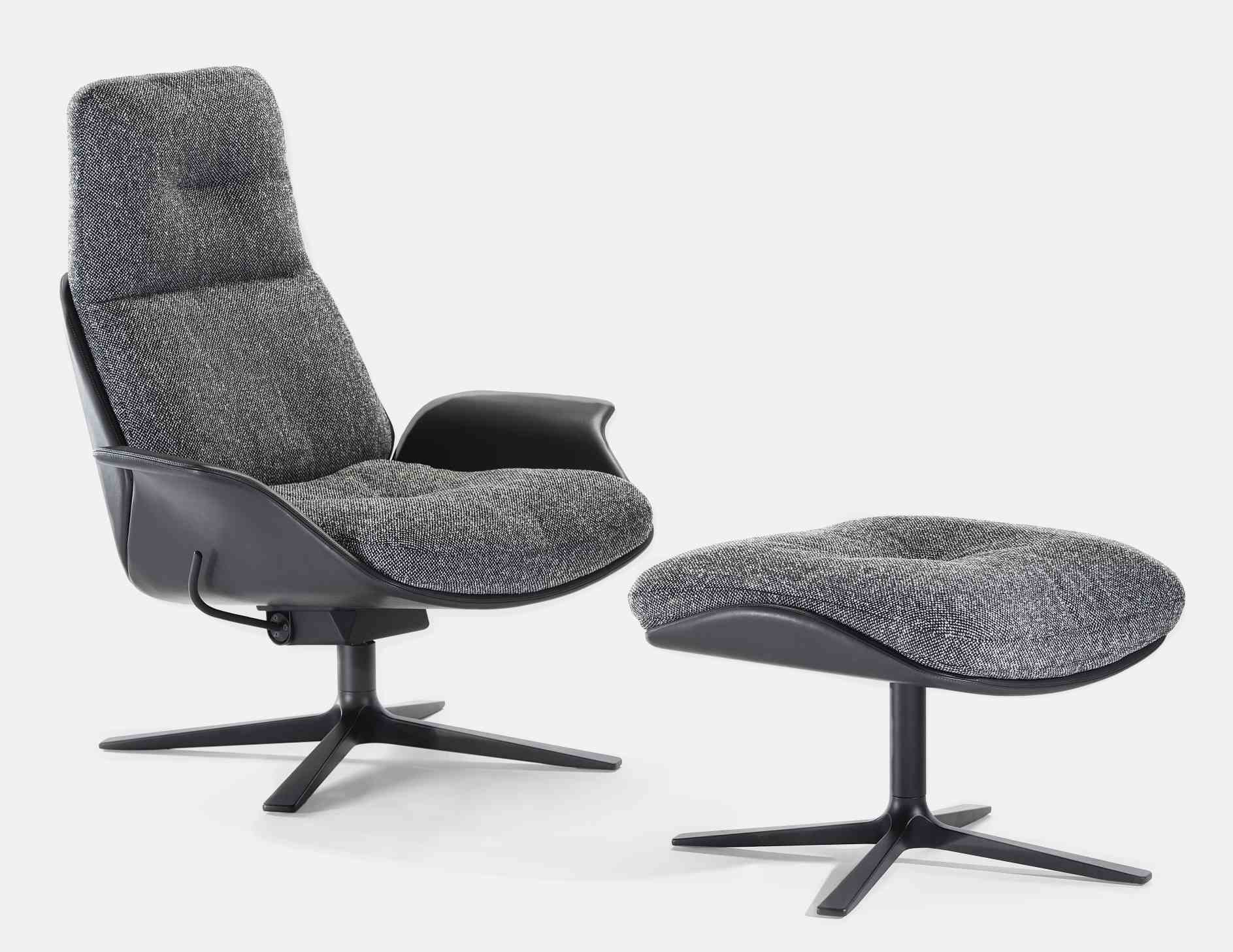 Rei Sessel von Prostoria, moderner Relaxsessel mit Fußhocker, grauer Stoffbezug und schwarzem Drehfuß.