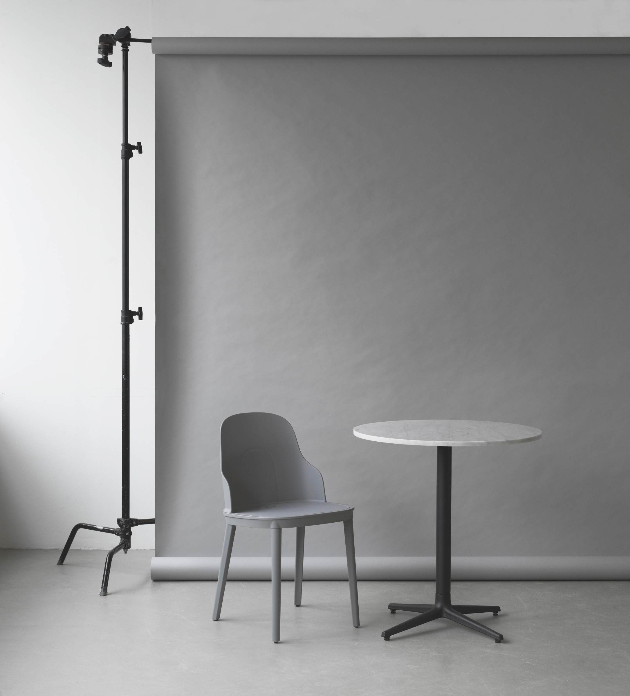 Grauer Allez Chair PP Stuhl von Normann Copenhagen neben einem runden Tisch mit Marmorplatte.
