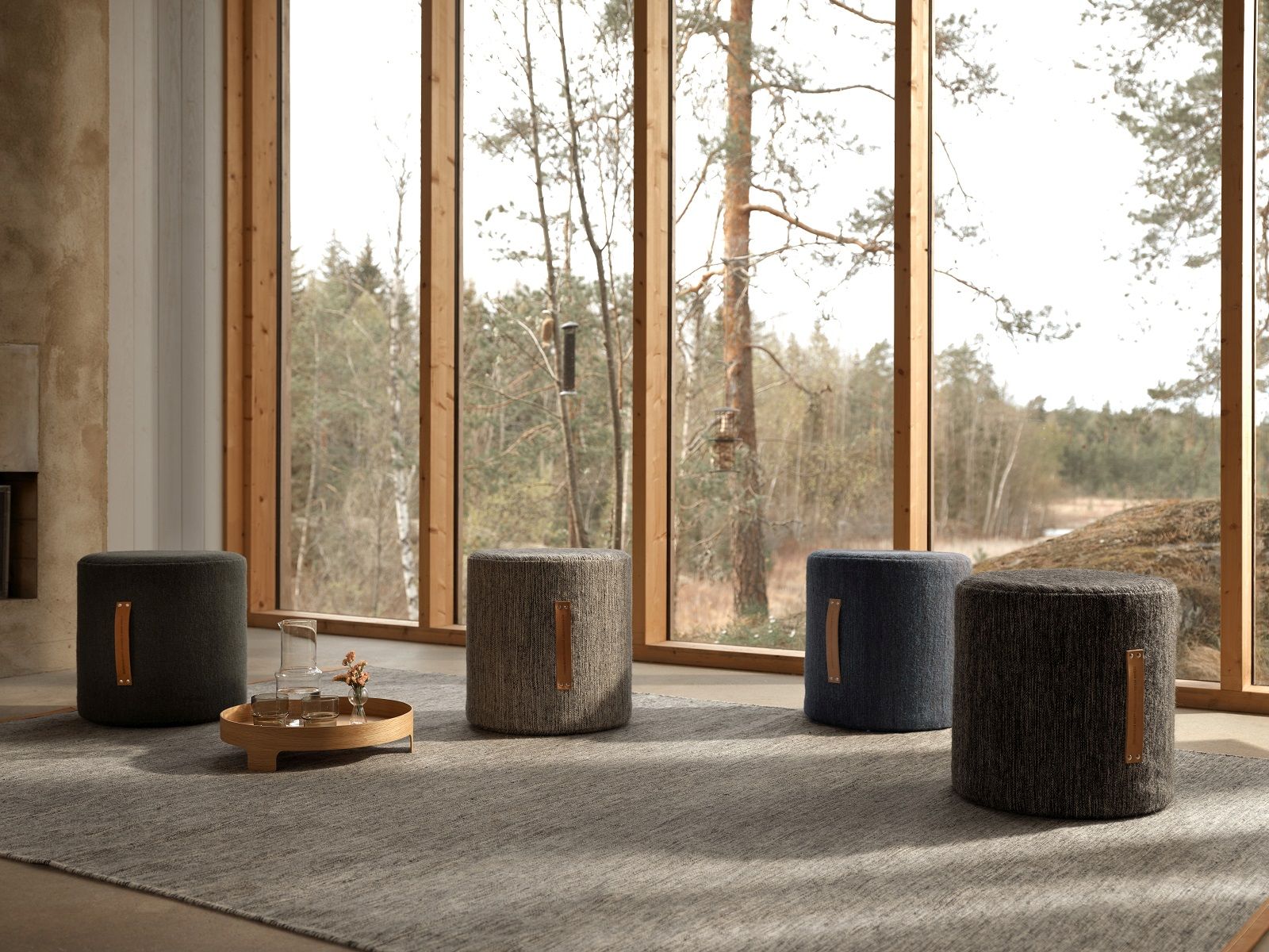Björk Hocker hoch von Design House Stockholm in Dunkelgrau, Wollhocker mit Ledergriff.