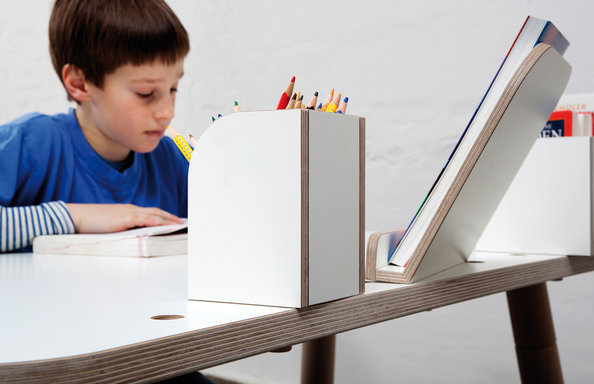 Growing Table Schreibtisch Set: Kind malt am Tisch mit Stiftehalter und Buchstütze in Weiß.