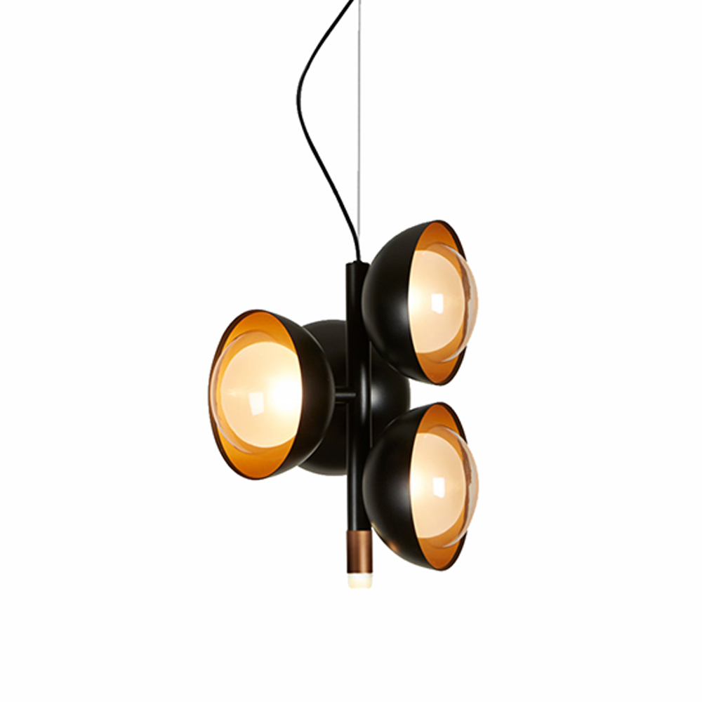 Schwarze Muse Pendelleuchte mit drei Leuchtkörpern und goldenen Akzenten, moderne Hängelampe für Wohnräume.