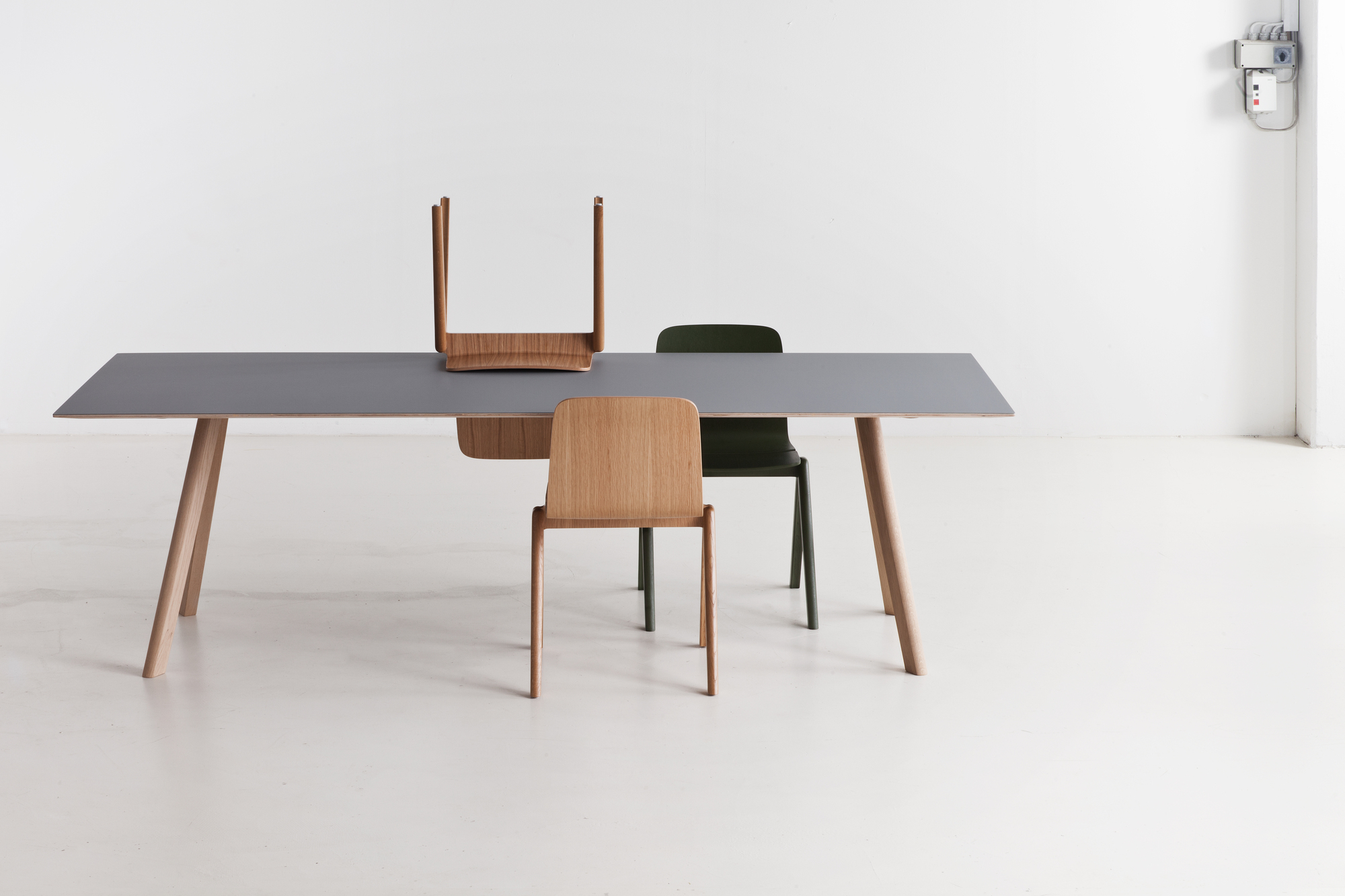Grauer Copenhague CPH 30 Tisch von Hay, 250x120 cm, mit Holzbeinen und Stühlen.