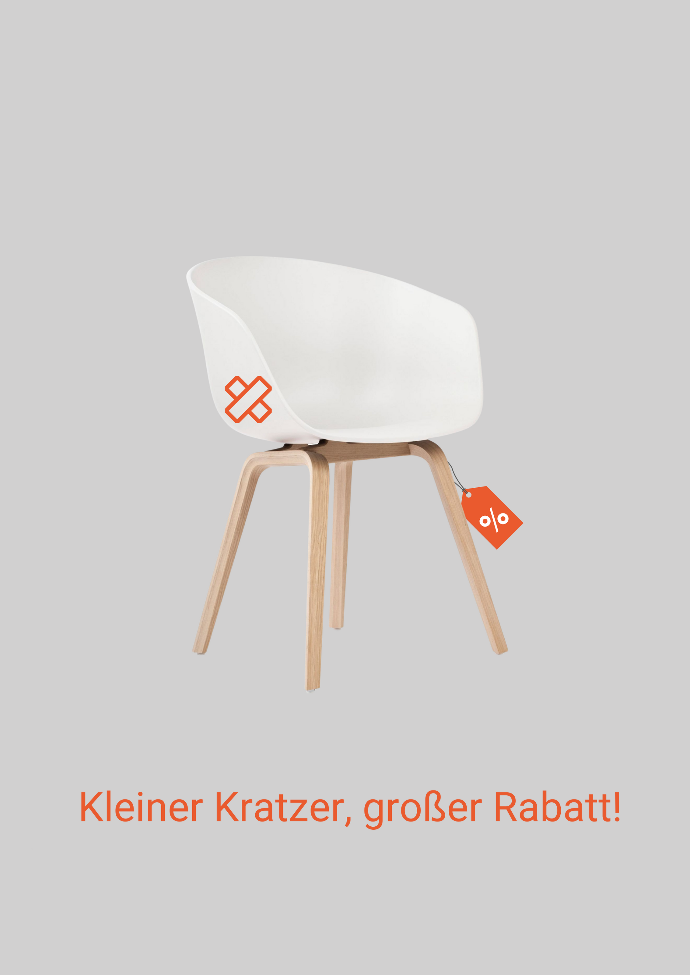 Weißer Design Stuhl mit Holzbeinen und Rabatt-Etikett, Möbel reduziert wegen kleinem Kratzer.