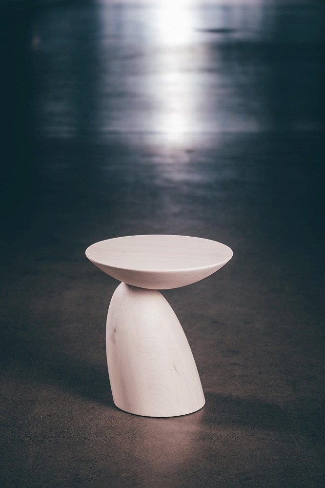 Nahaufnahme des Wooden Parabel Table Holztisches, ein Design von Eero Aarnio Originals, aus hellem Holz.