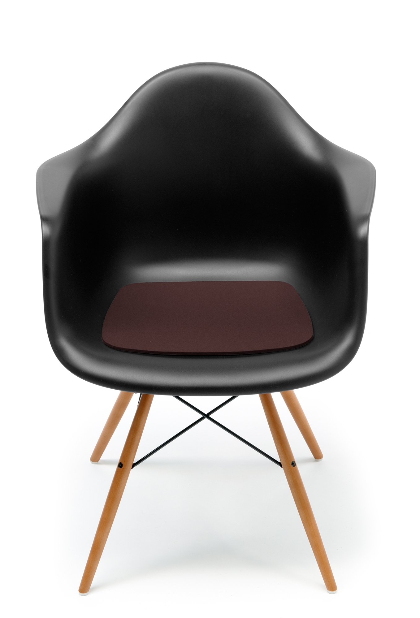 Schwarzer Eames Plastic Arm Chair mit brauner Hey Sign Filz Sitzauflage als Einzelstück.
