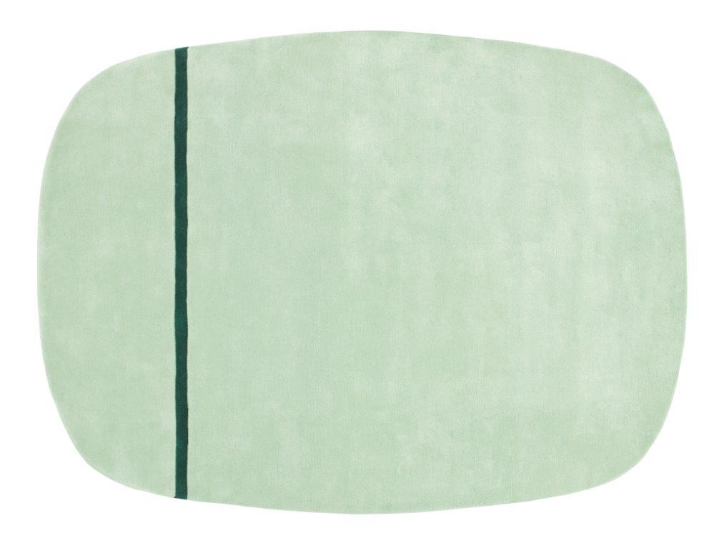 Oona Teppich von Normann Copenhagen, hellgrüner Wollteppich mit dunklem Streifen, modernes Design für Wohnzimmer.