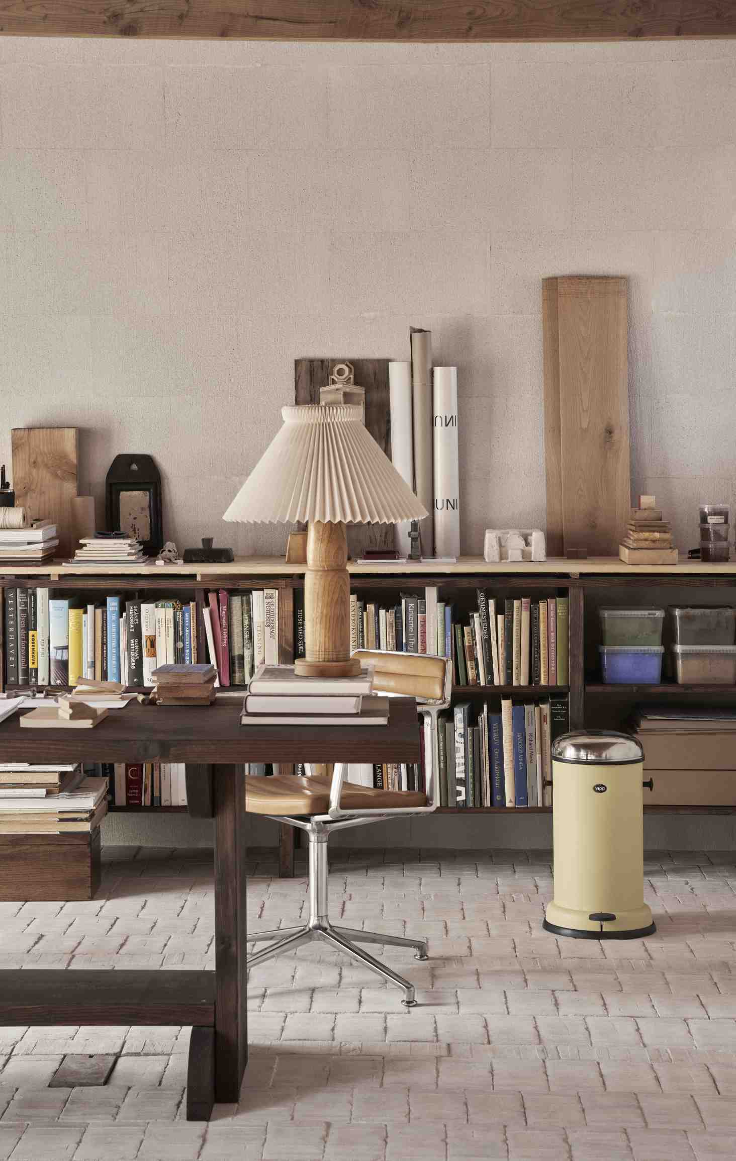 Marie´s Yellow Vipp Treteimer Limited Edition in einem Arbeitszimmer mit Bücherregal und Schreibtisch.