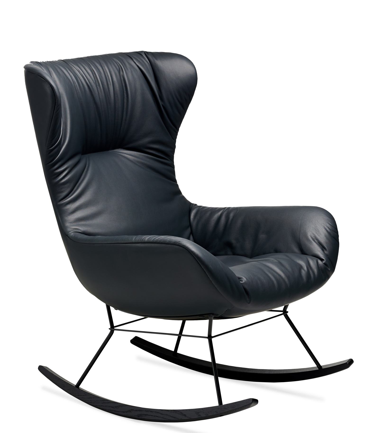 Leya Wingback Schaukelstuhl von Freifrau Manufaktur, dunkelblaues Leder, modernes Design mit Kufen aus dunklem Holz.