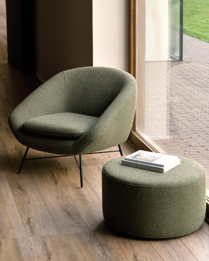 Barrow Sitzhocker von Ethnicraft, Pine grün, runder Hocker und Sessel, modernes Wohnzimmer Design.