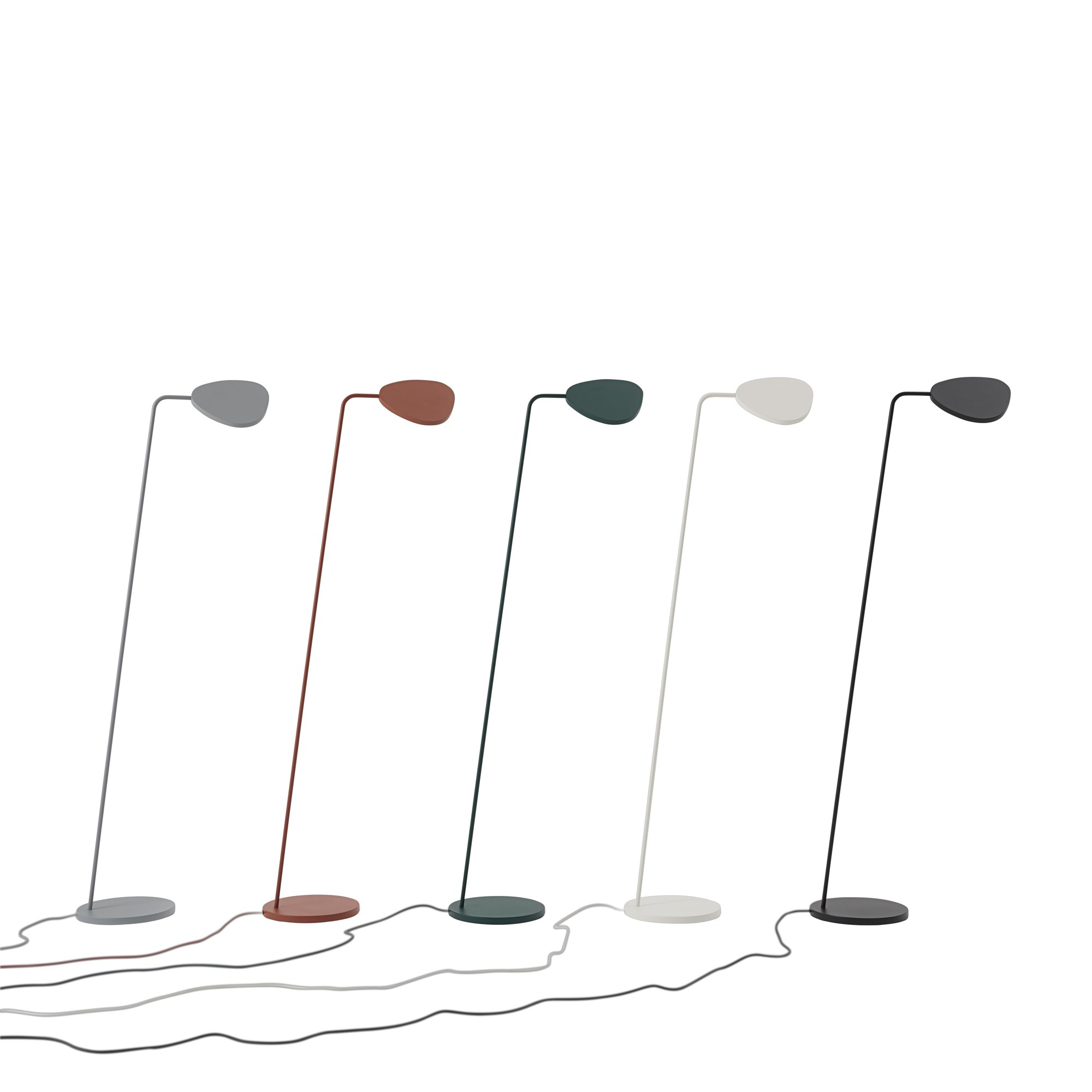 Fünf Muuto Leaf Stehleuchten in verschiedenen Farben: Grau, Rotbraun, Grün, Weiß und Schwarz.