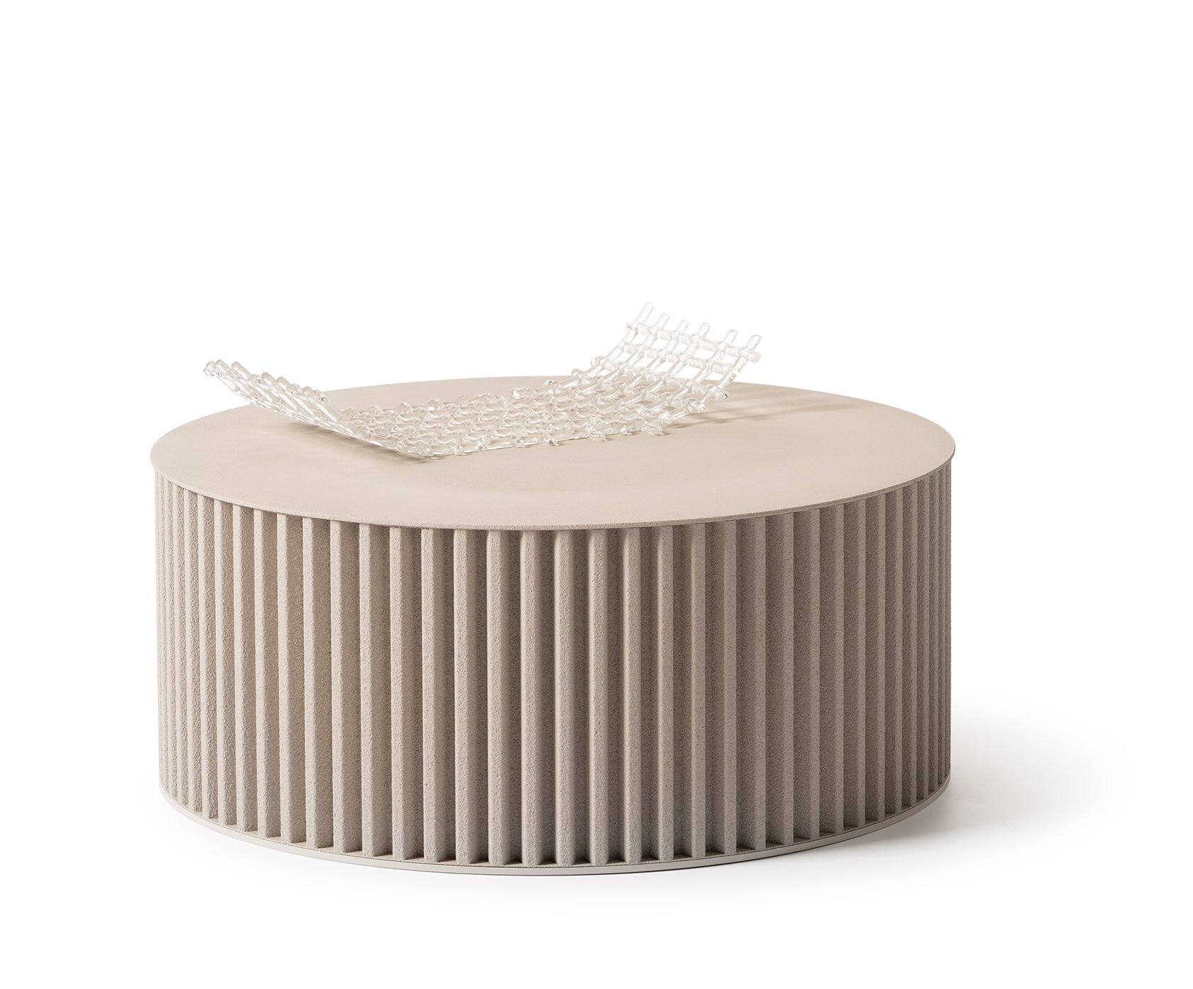 Herclino Couchtisch: Runder, geriffelter Beistelltisch in Beige mit dekorativem, transparentem Element. Indoor/Outdoor geeignet.
