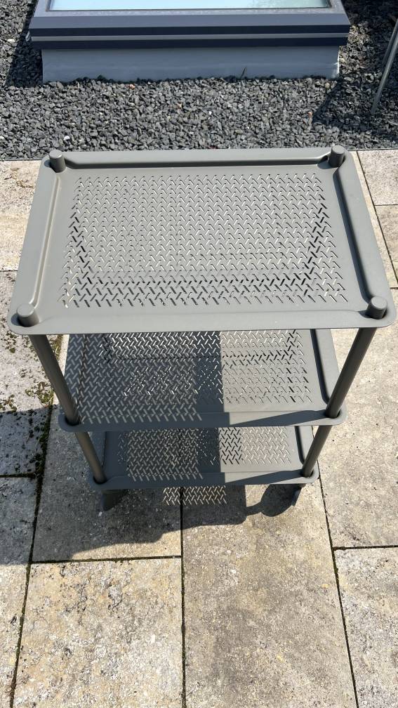 Muuto Flow Trolley Servierwagen in Taupe, dreistöckig, mit perforierten Ablagen, ideal für Küche und Wohnbereich.