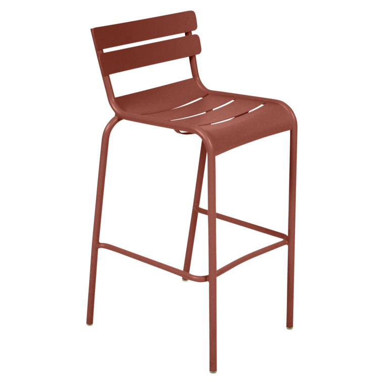 Luxembourg Barhocker von Fermob, Outdoor-geeignet, aus Metall in Terrakotta, mit Rückenlehne und Fußstütze.