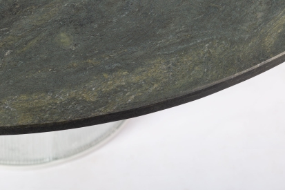 Detailaufnahme: Runde Tischplatte des Bent Dining Table von Pulpo mit grüner Marmorierung.