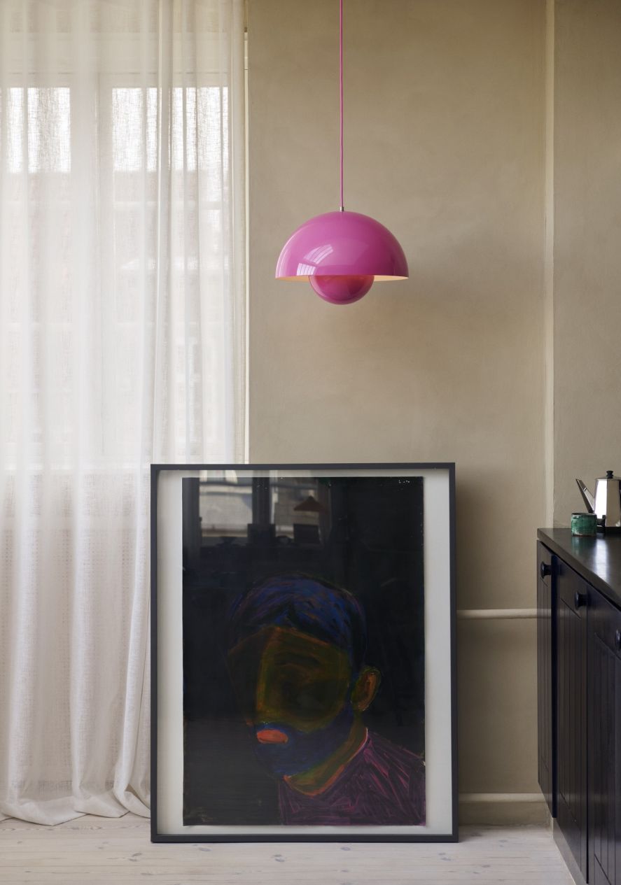 Nahaufnahme einer pinken Flowerpot Pendelleuchte von AndTradition, modernes Design für stilvolle Innenräume.