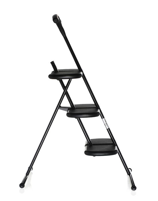 Schwarze Tiramisu Trittleiter von Kartell, eine moderne und klappbare Haushaltsleiter mit drei Stufen.