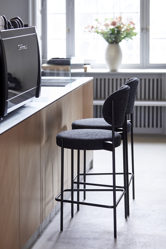 Series 430 Bar Stool Barhocker in Schwarz mit Remix 123 Bezug vor Küchentheke.