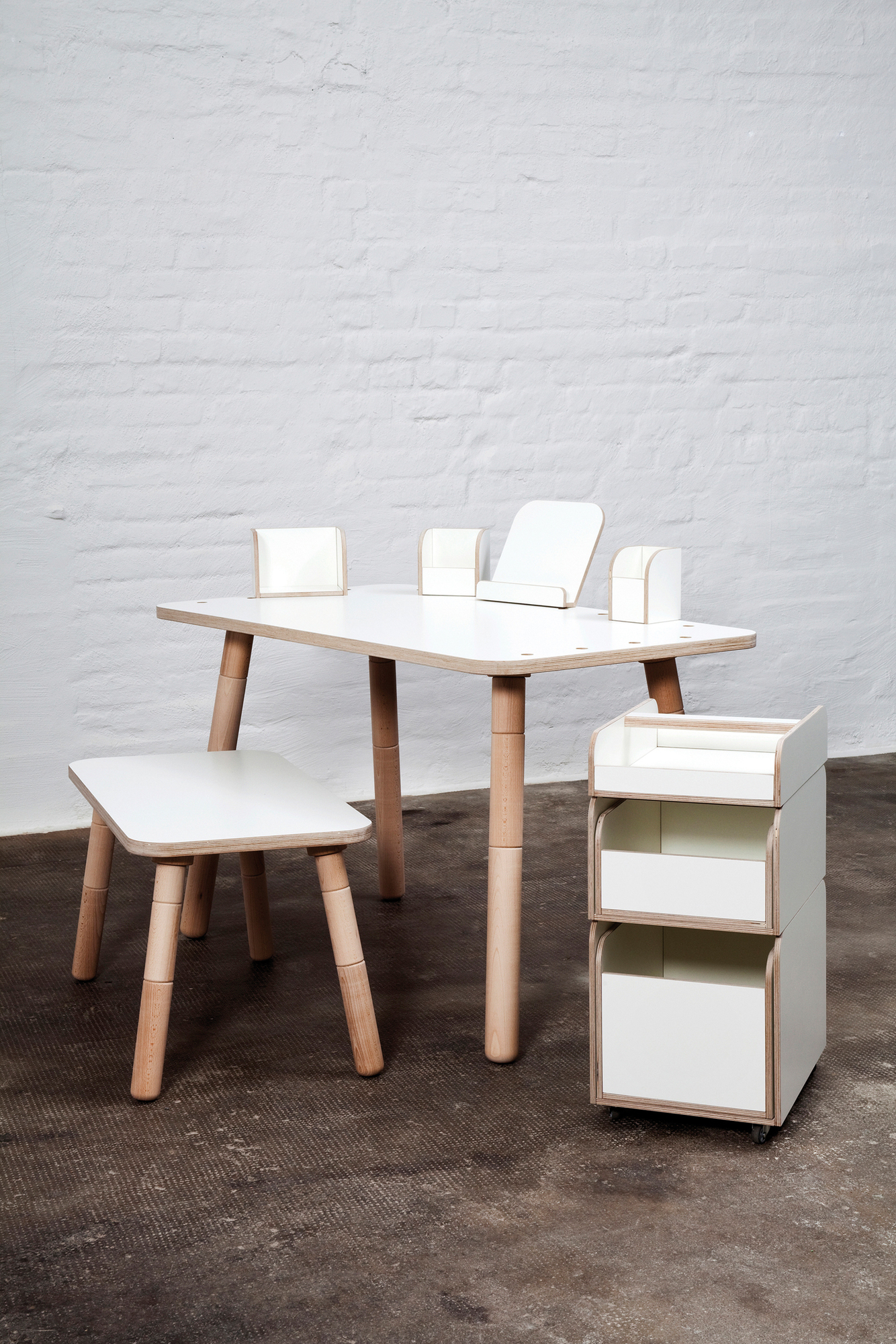 Growing Table 9-teiliges Set weiß Pure Position: Kinderschreibtisch mit Stuhl und Rollcontainer aus Holz, höhenverstellbar.
