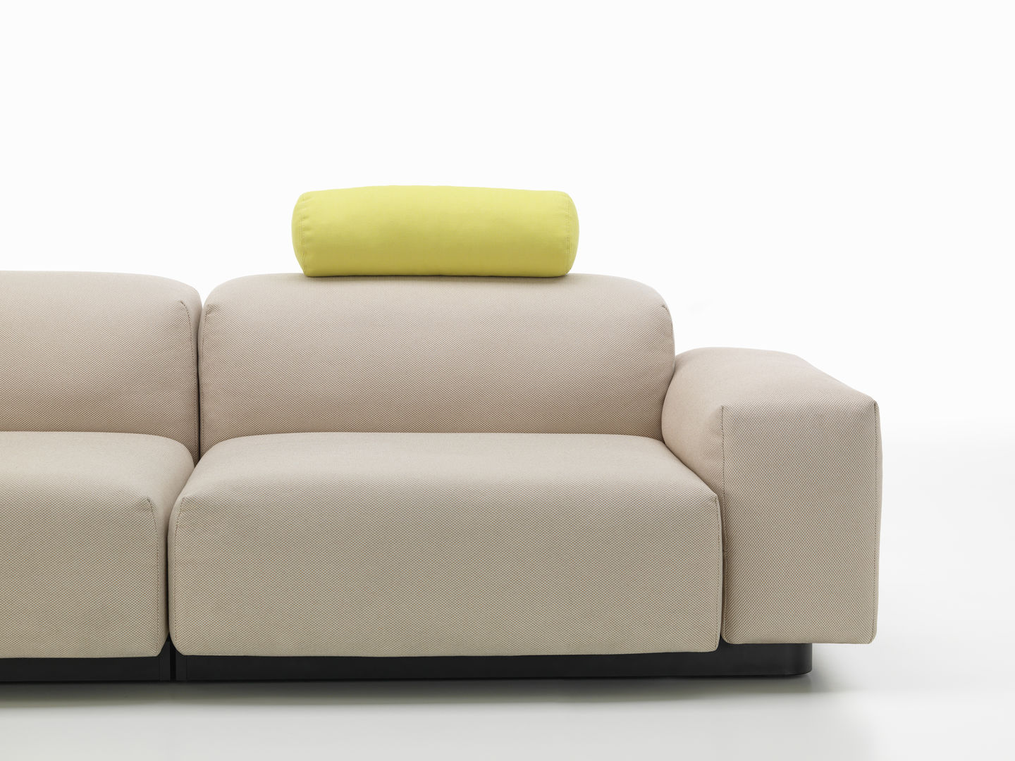 Beige Couch mit gelbem Vitra Cushions Nackenkissen, modernes Sofakissen für bequemes Sitzen und stilvolle Wohnraumgestaltung.