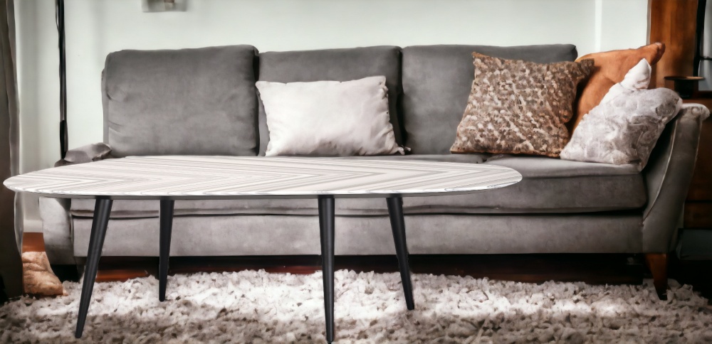 Moderner Tweed Marble Esstisch von Zanotta mit schwarzem Gestell vor grauem Sofa.