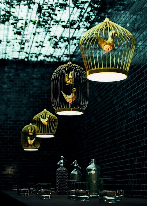 Twee T. Hängeleuchten von Casamania Horm, goldene Vogelkäfig-Lampen mit Vogel-Dekoration, modernes Design für Wohnräume.