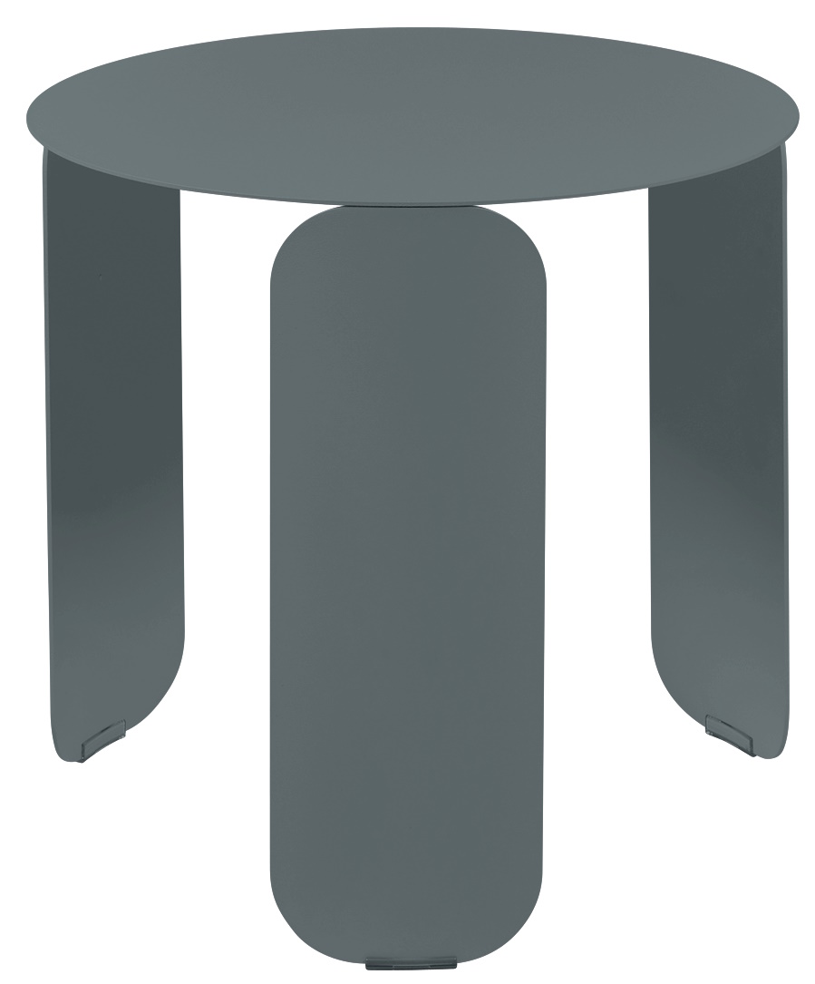 Bebop Low Table von Fermob, ein grauer, runder Outdoor-Tisch aus Metall, modernes Design.