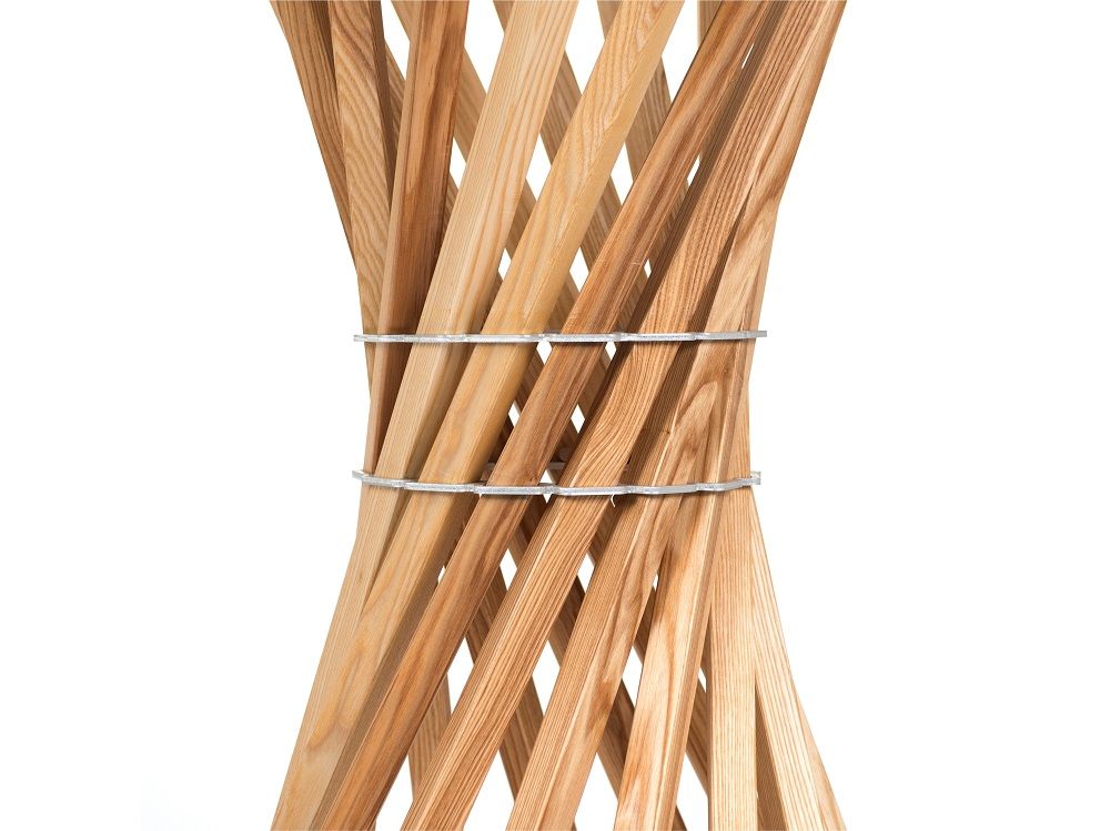 Detailaufnahme Mrs. Marilyn Garderobenständer: Holzstäbe, Metallringe, modernes Design für Flur und Diele.