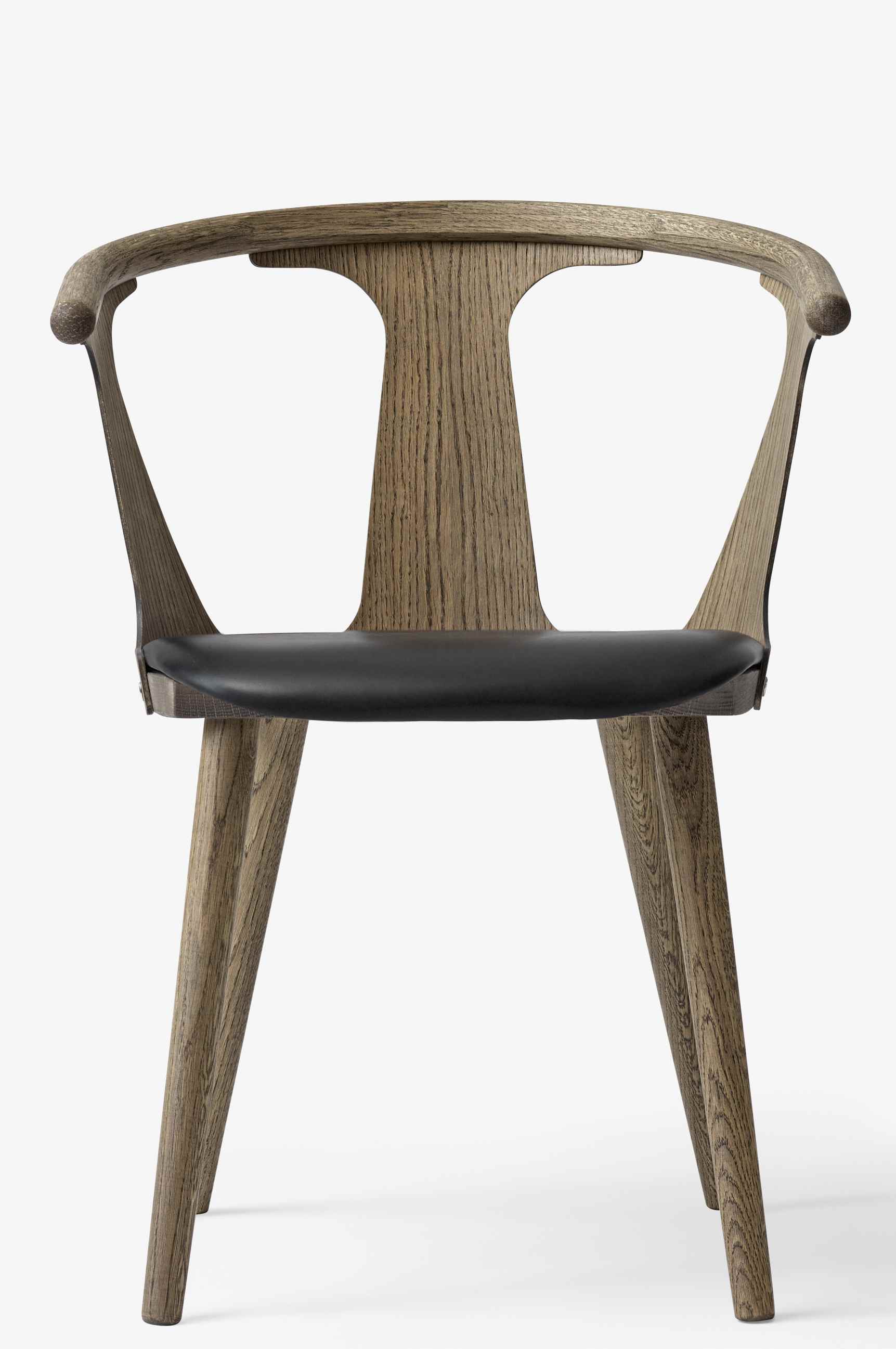 In Between Armchair SK2 von AndTradition: Holzstuhl mit Armlehne und schwarzem Sitzpolster.