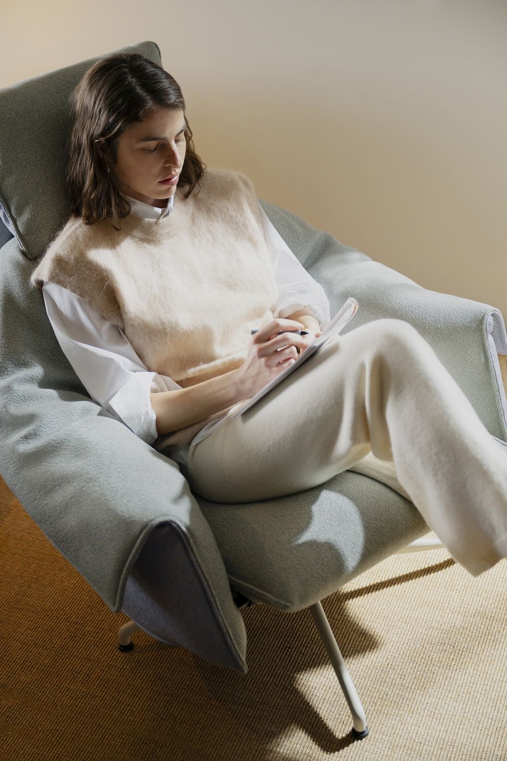 Bascule Fauteuil met hoge rugleuning en voetenbank Vitra
