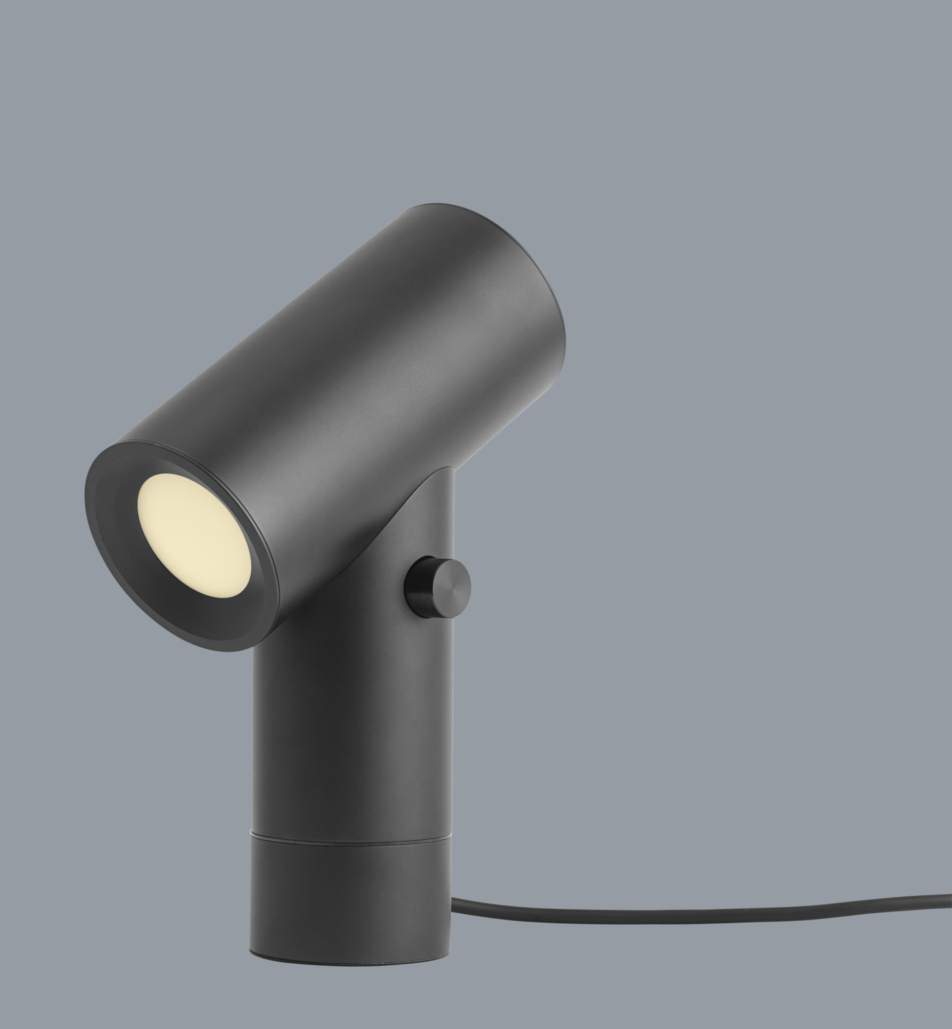 Nahaufnahme der modernen Muuto Beam Tischleuchte aus schwarzem Aluminium, verstellbar für direktes Licht.