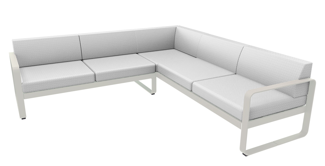 Helles Bellevie Lounge Sofa von Fermob für den Außenbereich, modulare Eckkombination mit weißen Polstern.