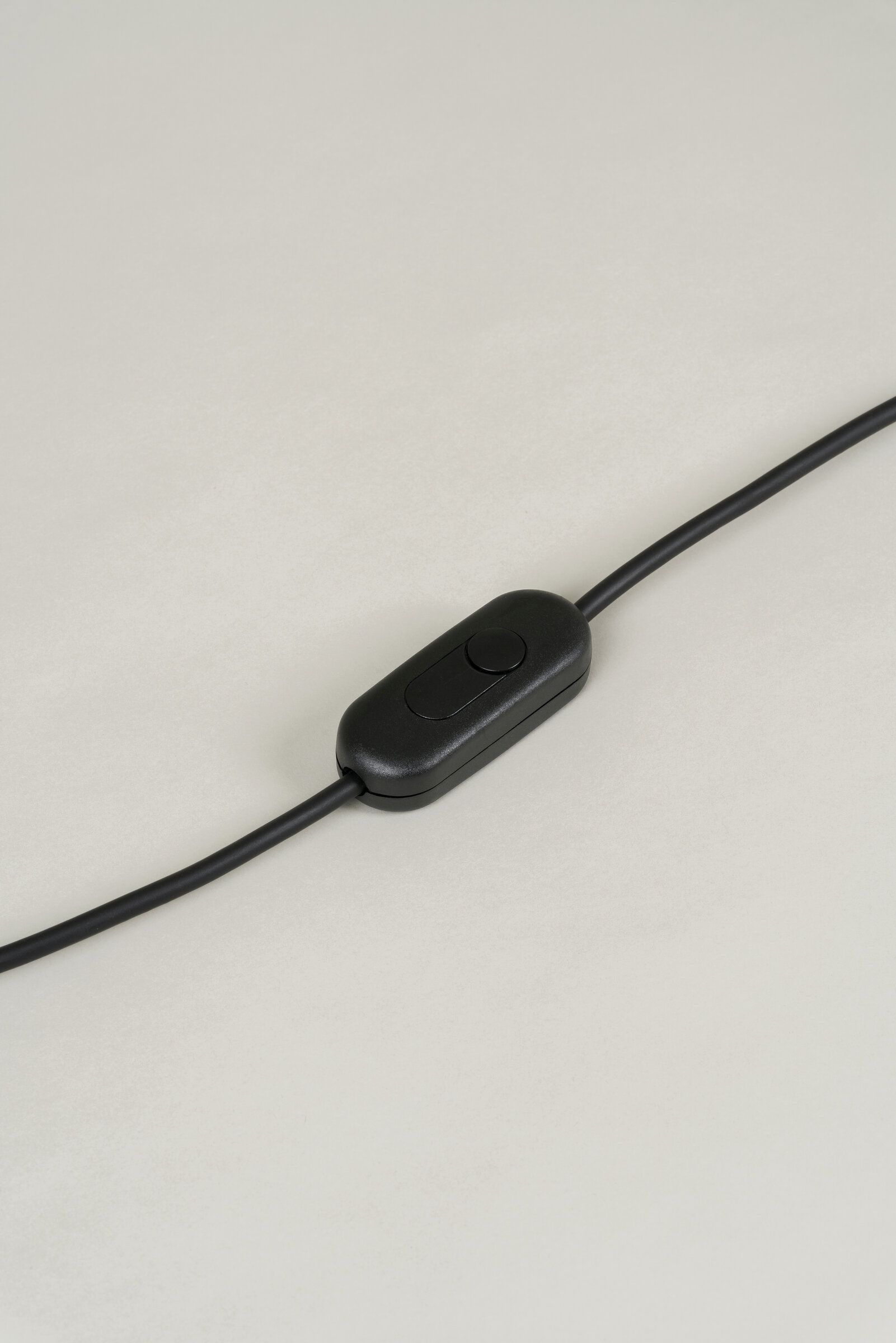 Detailaufnahme des schwarzen Schalters am Kabel der Tripode Tischleuchte von Santa & Cole.