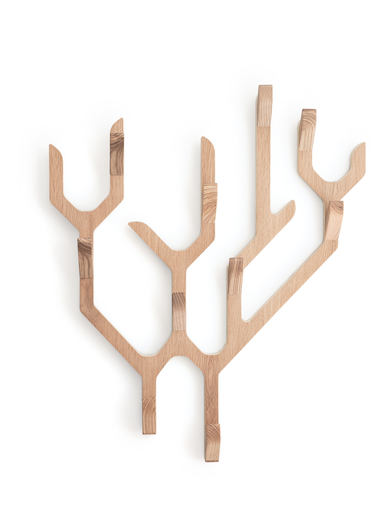 Ambroise Wandgarderobe von Hartô: Moderne, helle Holzgarderobe in Baumform für Jacken und Accessoires.