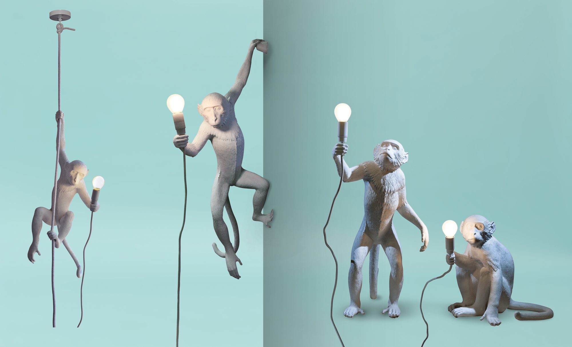 Verspielte Seletti Monkey Lamp Pendelleuchte Indoor: Mehrere Affenfiguren halten Glühbirnen in verschiedenen Posen vor türkisem Hintergrund.